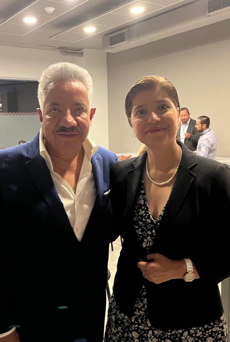 ECUMX's tweet photo. 🎉 ¡Felicidades al Ing. Arq. Jerónimo Diaz Sánchez por obtener su carnet como nuevo Corresponsable en Diseño Urbano y Arquitectónico (CDUYA)! 🙌🎓 ¡Un logro destacado en su carrera profesional! 👏✨ #LogrosProfesionales #DesarrolloUrbano #Arquitectura #CDUYA #SEDUVI https://t.co/ksFgf1f6Hz