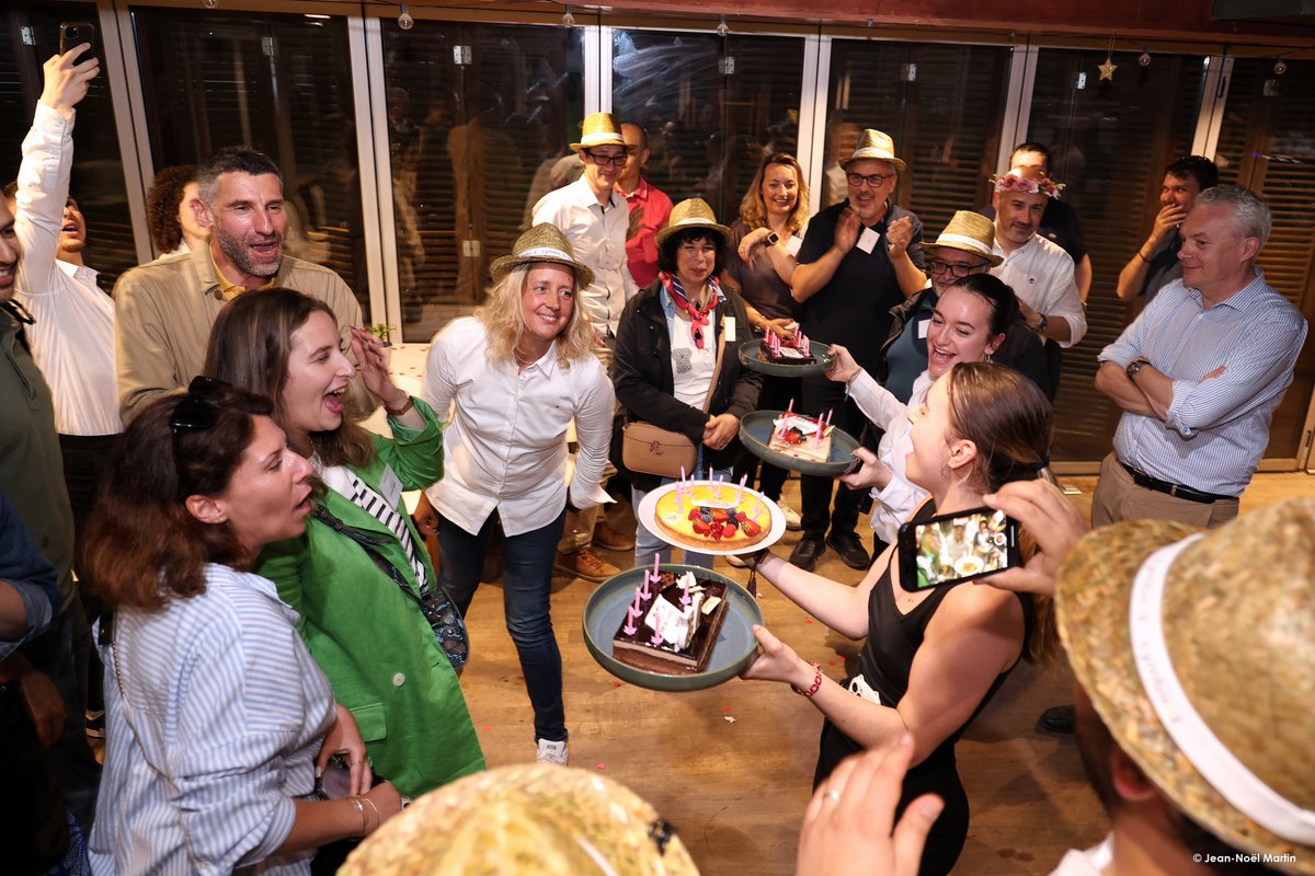 cymbiozrp's tweet image. 🌳🥂De la compétition + "un peu" de pluie + des équipes enthousiastes + des rires = un moment inoubliable pour fêter nos #15ans. Un grand bravo et un grand merci aux équipes qui ont participé à la 11ème édition de la Cymbioz'cup ! 🏆Toute la team vous souhaite un très bel été !