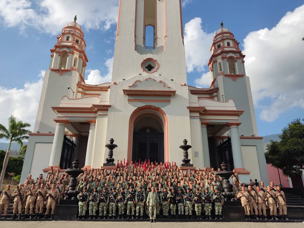 Escuela27F_Lara's tweet image. Nuestra @Milicia_B1 @Apdijosegregor1 está integrada por mujeres y hombres voluntarios que incursionan en adiestramiento y ser conocedores de los diferentes sistemas de armas para la defensa de la Patria @NicolasMaduro @vladimirpadrino @opermarcano2 @luisdazaA @libertad003 #APDI
