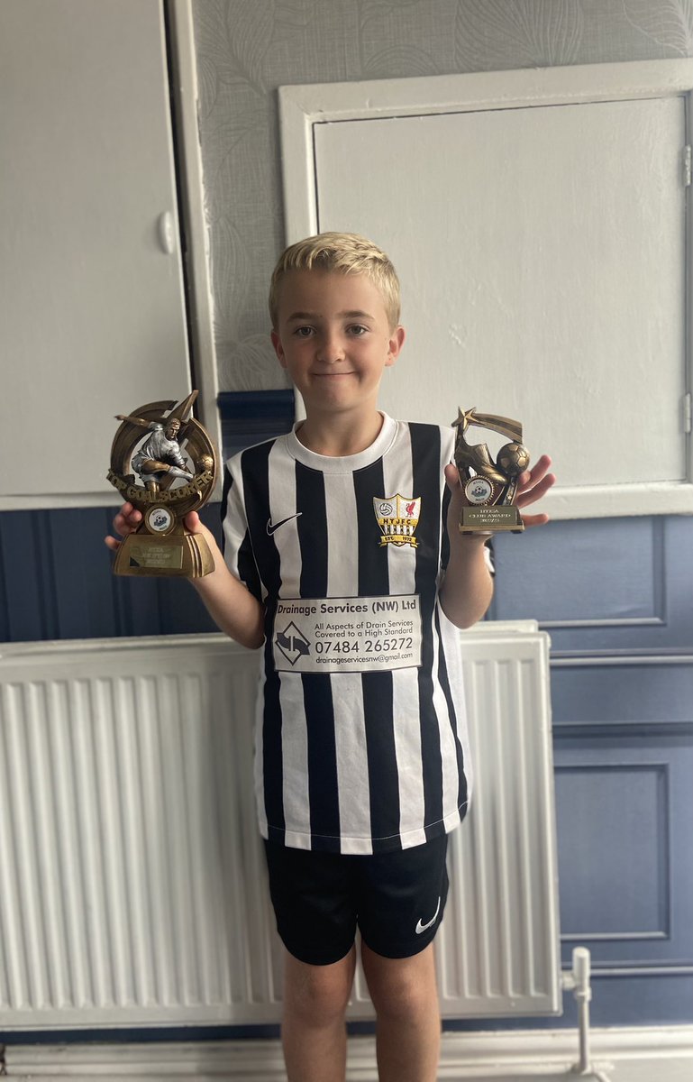 NSpruin's tweet photo. Joseph’s Saturday team presentation he makes us so proud had a fantastic season for both his teams scoring a total 32 goals across both teams getting himself the golden boot for both teams 🔥⚽️💙👏🏻🏆🤍🖤#Joesalah #topgoalscorer #goldenboot #teamplayer @spruasa @StMarksHalewood https://t.co/py5wdlhXX6