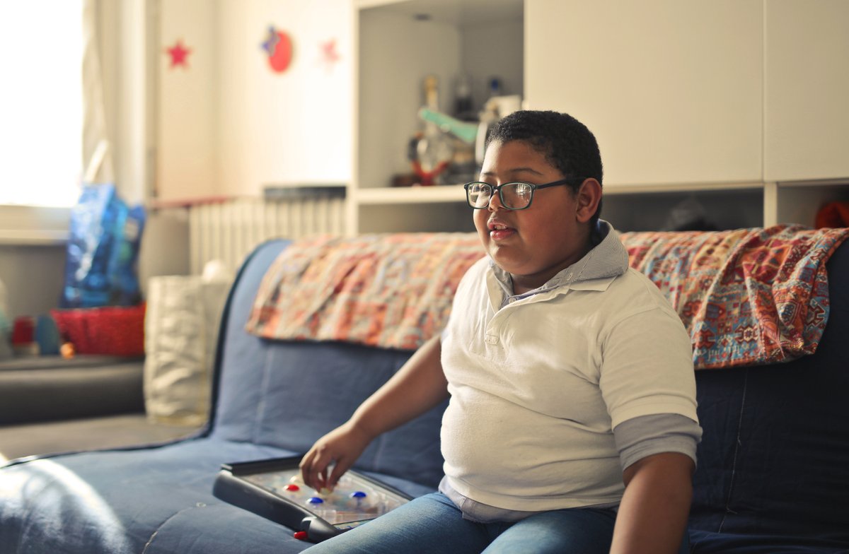 🤔 ¿Sabías que? 🌟 Niños/adolescentes con apnea del sueño pueden tener síntomas diferentes: hiperactividad, falta de atención, bajo rendimiento escolar, irritabilidad o cambios de comportamiento. Conoce más en t.ly/mkfsL 😴🚀📚😡🔄 Imagen de andreas en Freepik 🫶