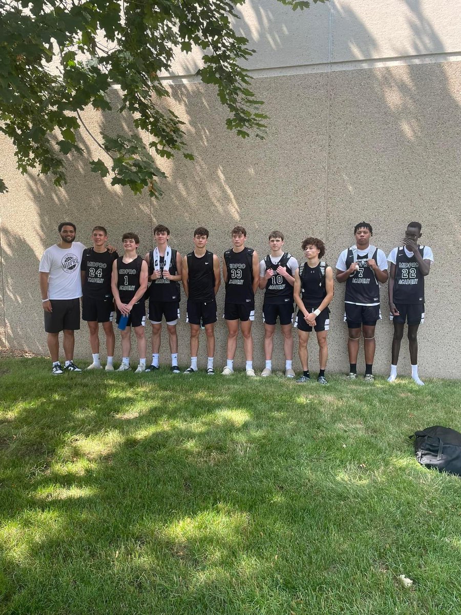 Finished year ✌🏾 with <a href="/MidProAcademy/">Midwest Prospect Academy</a> yesterday. I loved getting to coach these guys and watch them grow as players and young men. From going 0-3 in our 1st tournament in April to finishing the season 20-10. Stay on the lookout for this group. They’re only going to get better!