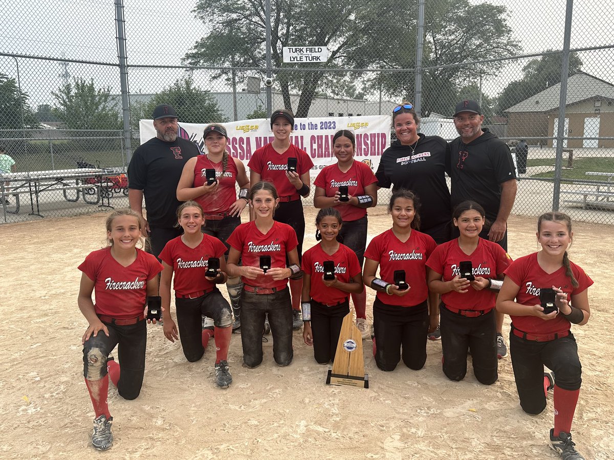 MWFC12U's tweet photo. Your looking at the 12A @USSSAFastpitch Midwest National Champions 🧨!  41 teams, 13 games, 1 loss and a 14 hour day battling their way through the losers bracket to take the title 🏆!  These ladies showed, grit, teamwork, and warrior mentality 👊🏻! Congrats 👏 @Firecrackersinc https://t.co/ryoksmZMUm