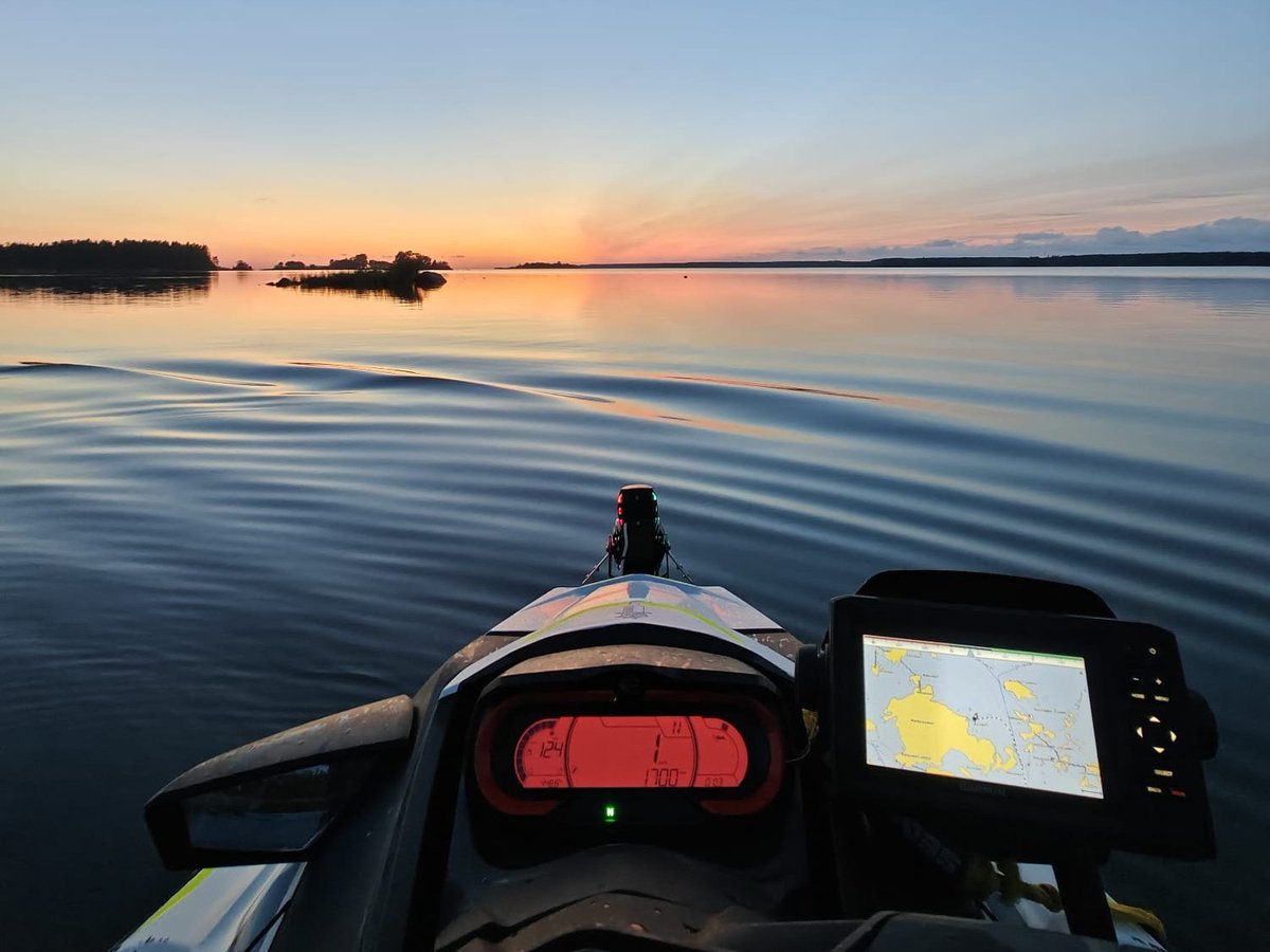 L_S_poliisi's tweet photo. Poliisi valvoi tapahtuman ajan myös vesiliikennettä yhdessä @meriraja’n kanssa. Loppuviikon (to-la) aikana #lspoliisi puhallutti yhteensä satoja veneilijöitä – ei ruorijuopumuksia, mutta alkometrin värähdyksiä. Muutamia seuraamuksia mm. varusteiden puuttumisesta #pori 4/4 https://t.co/C2oDxEOJ0L