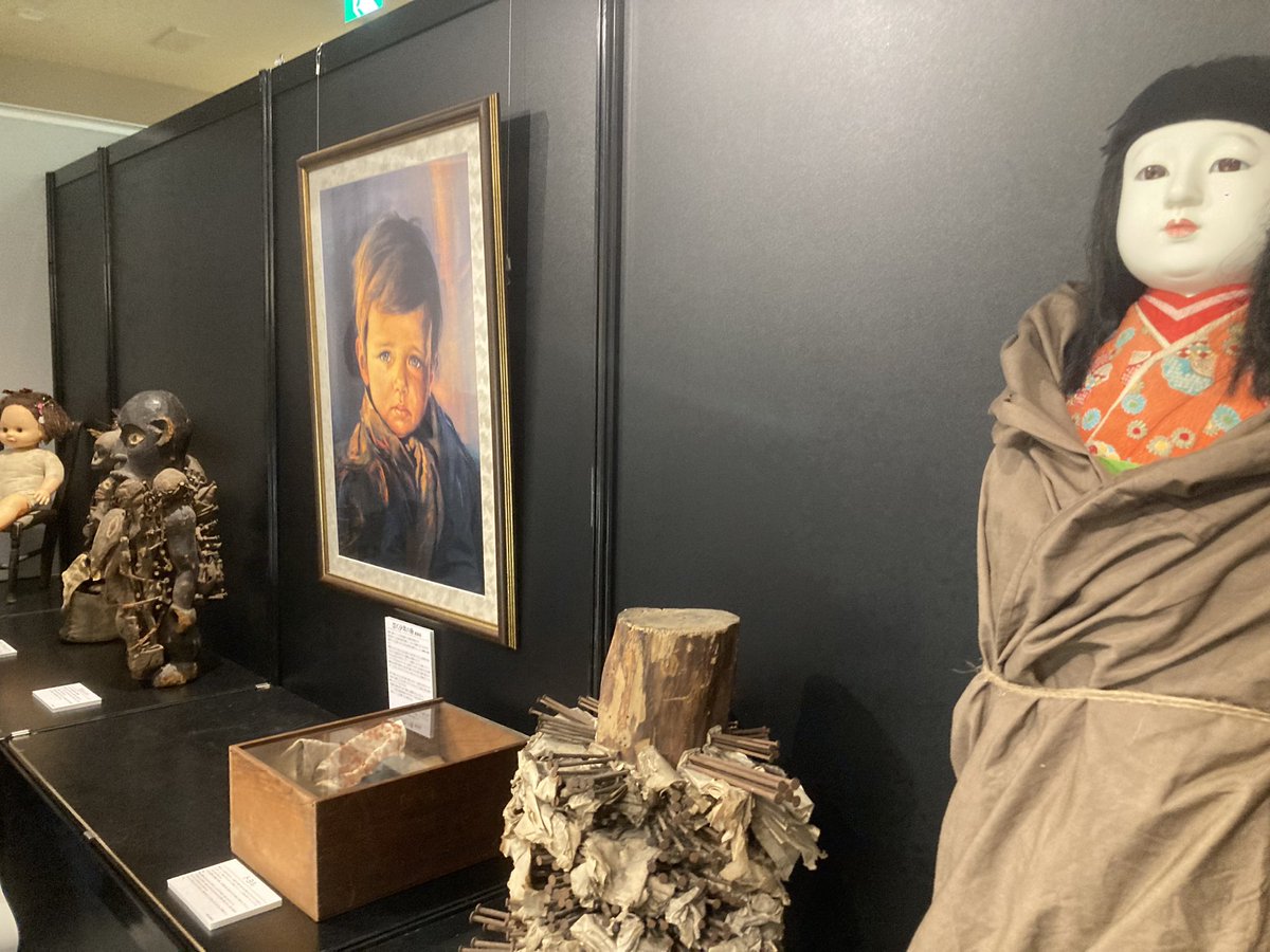 Shytaani's tweet photo. #都市伝説展 息子も連れて行ってきた。やっぱり1番のお目当ては呪物だったわけだけど、呪物展2に行けなかった分より楽しめた。猫ちゃんやチャーミーにも再開できて満足。息子はまだよく分からないから特に怖がることも無く、終始我関せずという感じでした。 https://t.co/2rz405BGup