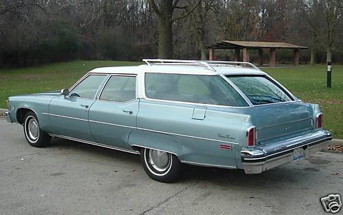 RetroCoast's tweet photo. 1976 Oldsmobile Custom Cruiser station wagon with fender skirts, wraparound glass for no blind spots, and a 455 cubic inch V-8.

Would you drive this beauty coast to coast? #1970s https://t.co/M5N2t2l9DM
