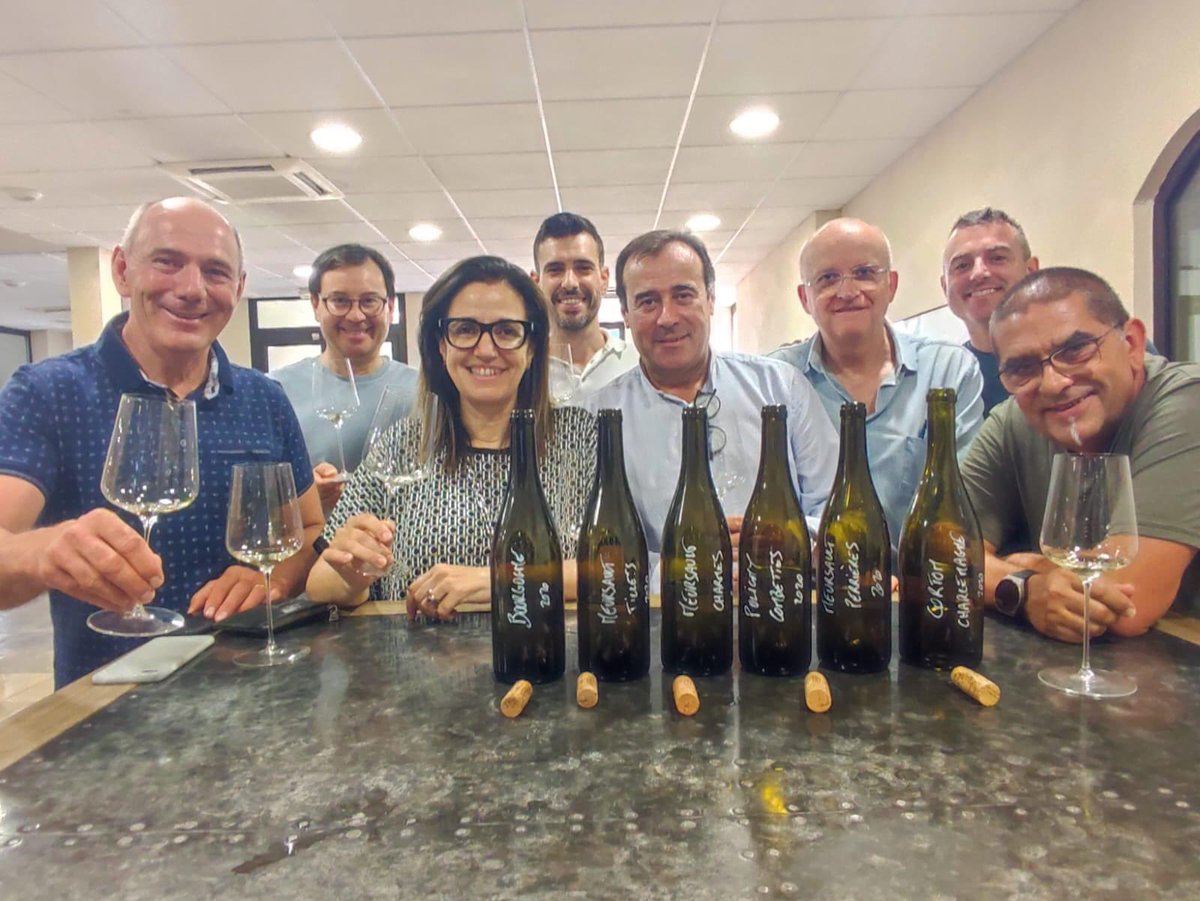 domontsant's tweet photo. El nostre viatge a la #Borgonya ha estat una gran ocasió per conèixer de ben a prop una de les zones vinícoles més riques i amb més història. Hem après moltíssim, i hem tornat amb la maleta plena d'inspiració per continuar millorant els #VinsMontsant i el nostre territori! https://t.co/HKjPE6l01k