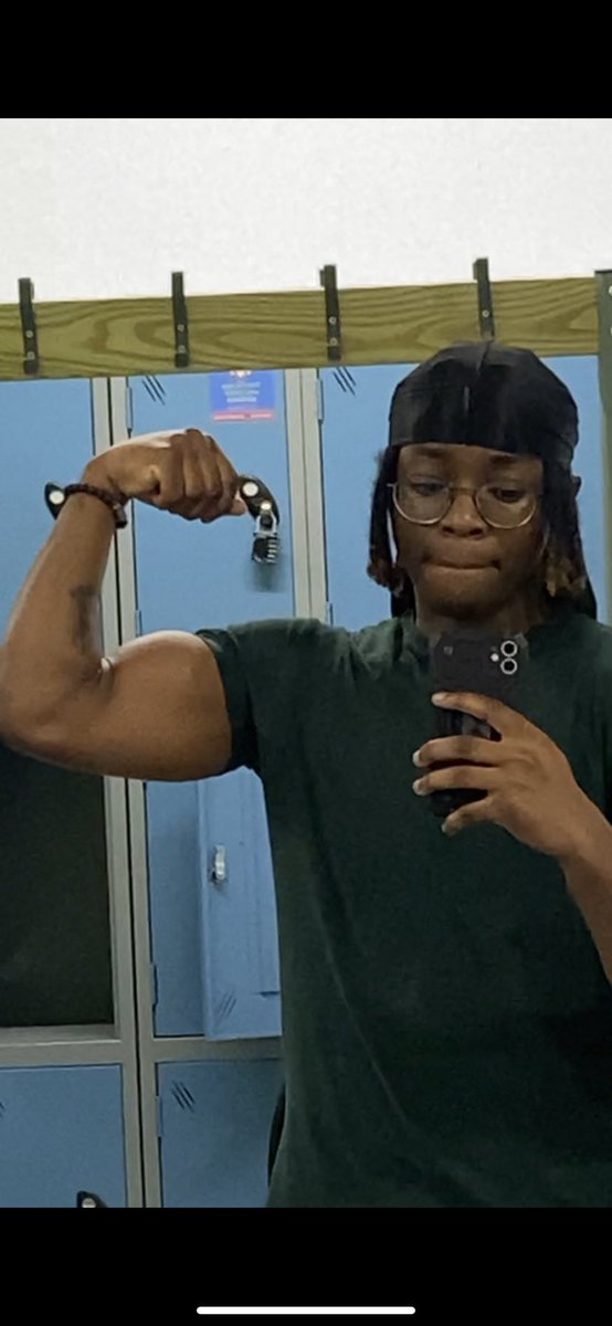jeantavius's tweet photo. Pre-T vs 3 1/2 months on T #ftm https://t.co/tbgAGVOVCx
