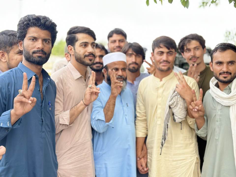 MHidayatRehman's tweet photo. خضدار یونیورسٹی میں طلبہ کے احتجاج میں شرکت کی، اظہار یکجہتی کیا۔ طلبہ کے مطالبات تسلیم، مسائل حل کیے جائیں، عملی اقدامات کو یقینی بنایا جائے۔ https://t.co/EJZZw76Kab