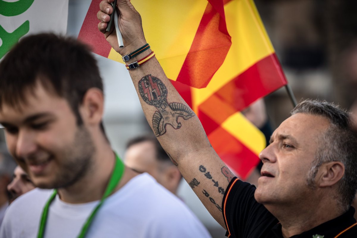 Quan diem que els de VOX són feixistes no ho diem per cap afirmació gratuïta.
Al míting de VOX de Badalona un home amb tatuatges nazis va assistir sense cap problema d'admissió. 
El proper #23J cal aturar a les urnes aquesta amenaça als nostres drets i democràcia. 
#StopVOX