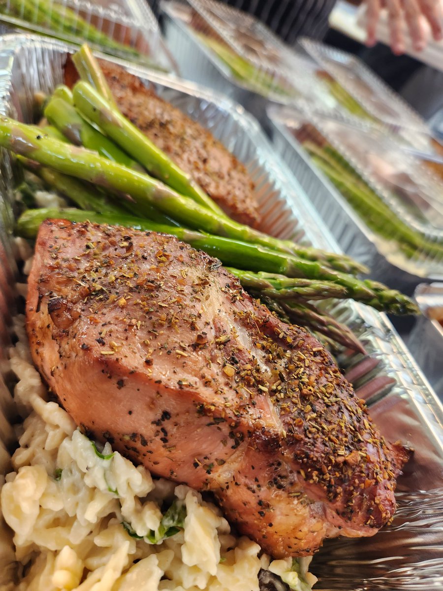 mindystakebake's tweet photo. We're getting things ready for our Burger Pop Up tonight but a reminder that this week's menu, featuring cider brined cold smoked pork chops, is live til Tues @5p - Lasagna Rolls, Rocky Road Brownies &amp; Birria Beef! Check the whole thing out at the ever faithful Link in Bio :) https://t.co/Q0wSJ9qVXn