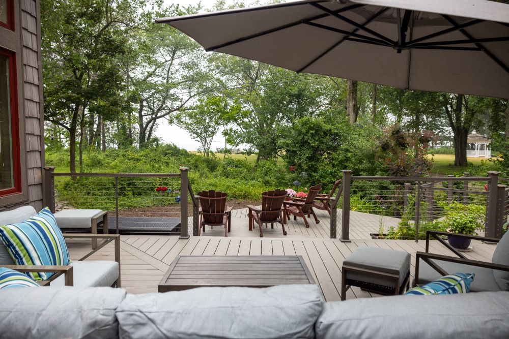 KeyLinkRail's tweet photo. This deck on Lake Michigan features beautiful horizontal cable railing to maximize lake views and uses textured bronze to fit with the home's architectural colors. And of course there's lighting for relaxing evenings near the water!

https://t.co/QUP9RRqPxh https://t.co/9KD1NO7Ns9