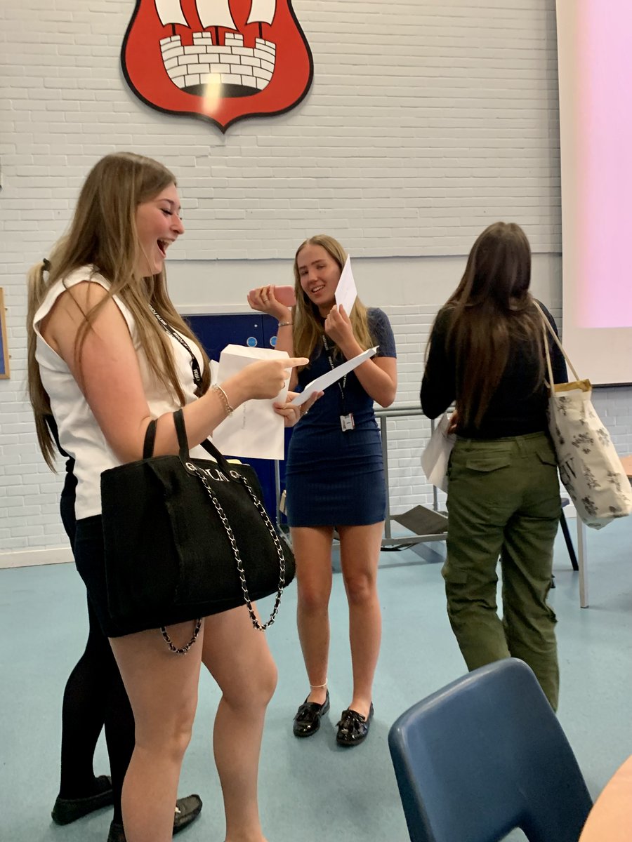 welling_school's tweet photo. Year 12 students were in high spirits this afternoon after their awards and PPE results assembly. Well done everyone, another fantastic year of hard work paying off!

#awards #P16 #Y12 #results #ambitious https://t.co/jmz8hgI7ZM
