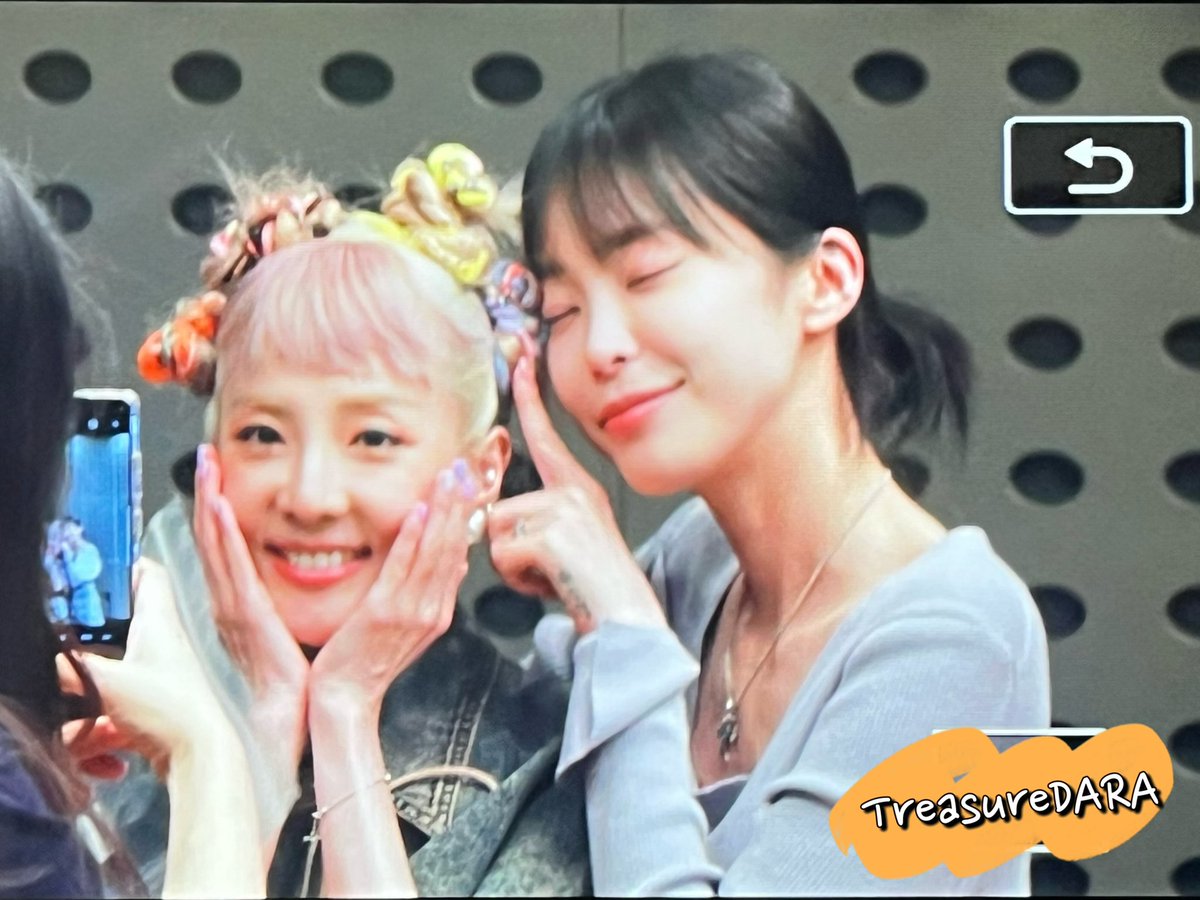 TreasureDARA's tweet photo. [PREVIEW] 230717 헤이즈의 불륨을 높여요
So cute 🥰🫶💕@krungy21 

#산다라박 #SandaraPark
#FESTIVAL #Everyday_FESTIVAL https://t.co/k3UQyT5Bma