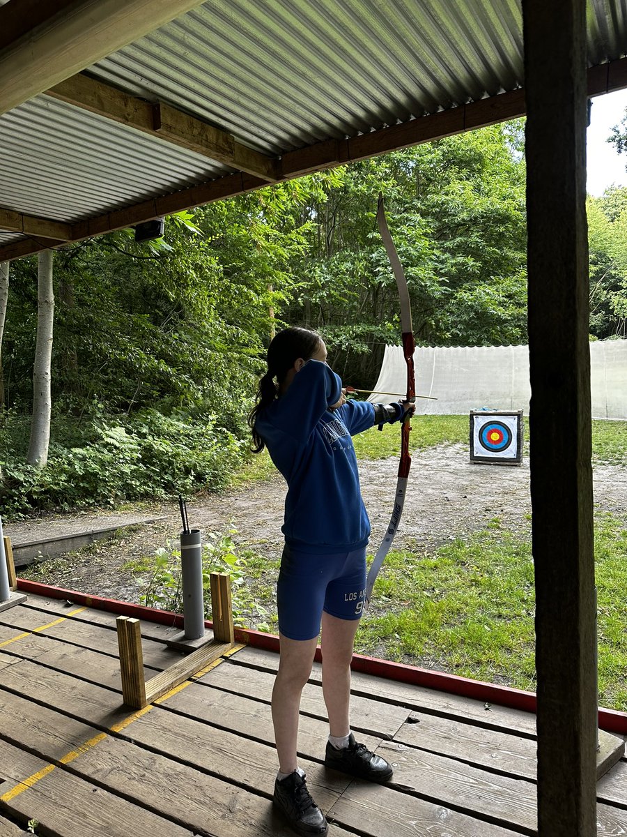 MrsSmithGBS's tweet photo. Group 1 Archery in the sunshine part 1 @GoresbrookSc https://t.co/pVzeFQqVoO