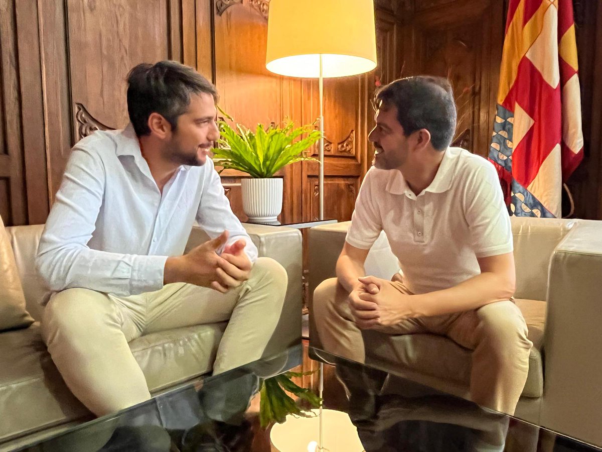 El president del Consell Comarcal <a href="/jordiparcevalls/">Jordi Parcerisas i Valls</a> s'ha reunit aquest matí amb l'alcalde d'Igualada <a href="/marccastells/">Marc Castells</a> en una primera trobada de presentació i per instar a treballar plegats, en aquesta nova etapa, projectes en benefici per la comarca.