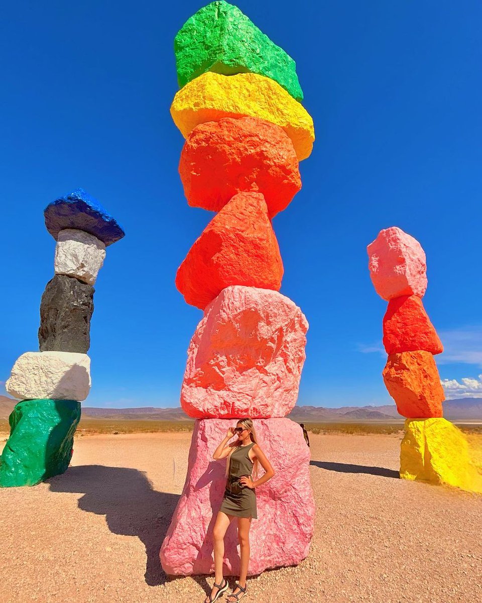 TravelNevadaEsp's tweet photo. Seven Magic Mountains es una obra maestra del renombrado artista Ugo Rondinone. Consiste en siete torres de piedra apiladas, pintadas en colores brillantes que contrastan con el árido paisaje desértico.
#TravelNevada #ExploraNevada #SevenMagicMountains
📸: @naya.cortes34 https://t.co/BnuG9tx8Gx