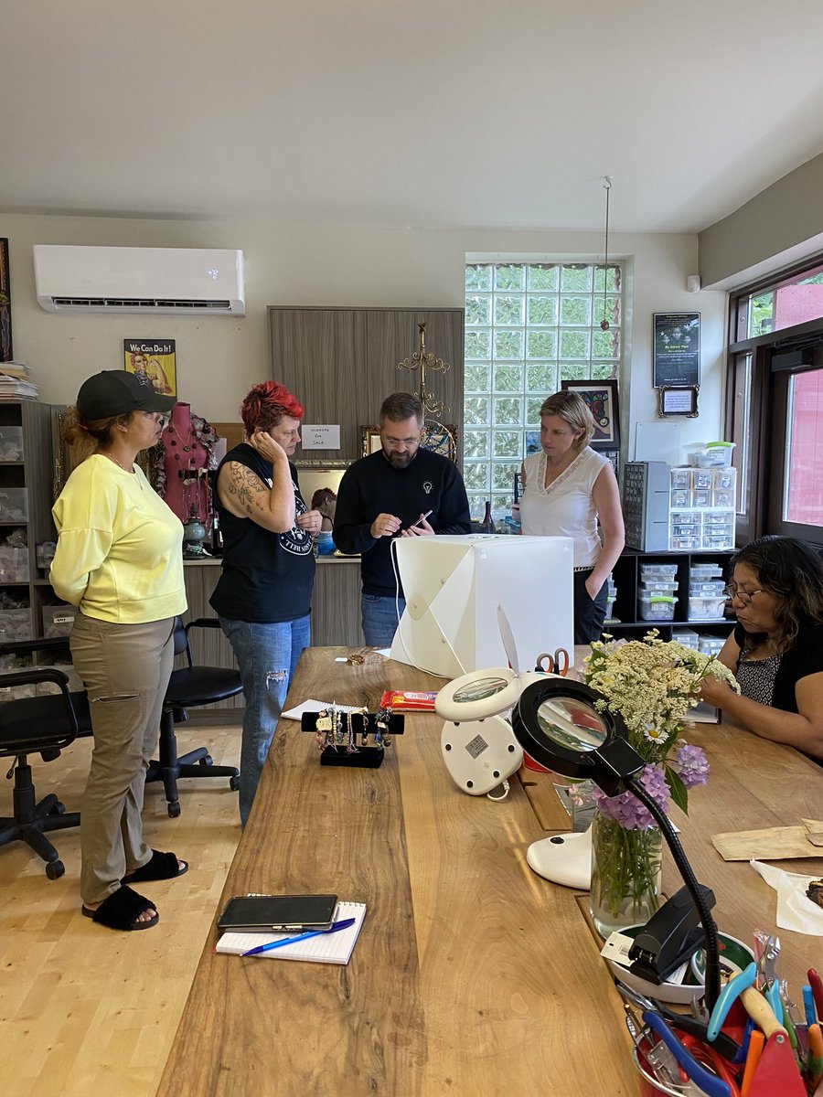 MySistersPlace's tweet photo. We are grateful for the support and mentorship of Janice &amp; Derek (@iveybusiness , @WesternU )who have been working with us in the #MicroEnterprise over the past number of months. Here, they are offering a photography workshop. Stay tuned for exciting updates! #ldnont @cmha_tv https://t.co/YYmPITzg7o