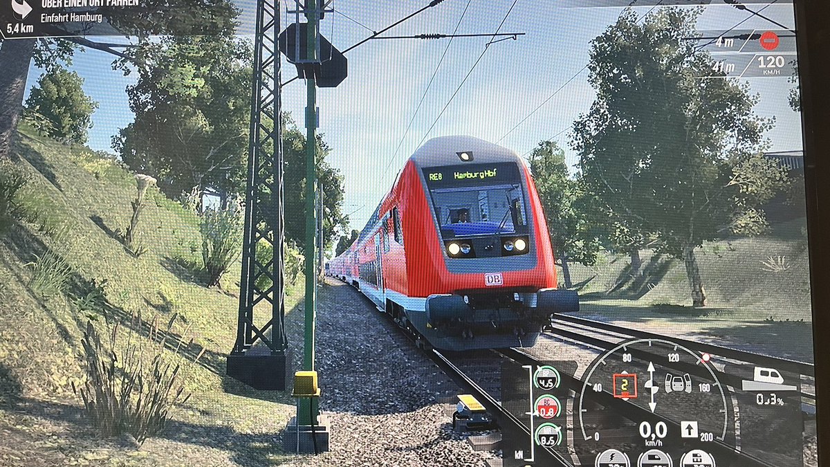 Ersatzbus's tweet photo. Ein bisschen stehen, weil zwei vorausfahrende Züge 😬🫡.
#TST3 #Lübeck #BadOldesloe #Hamburg #RegionalExpress #RE8 https://t.co/4McClxQhTM