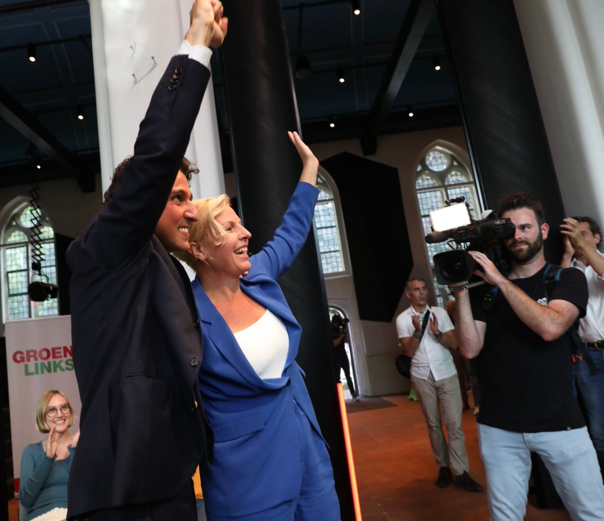 Een historisch moment: PvdA en GroenLinks gaan met een gezamenlijke lijst en verkiezingsprogramma de Tweede Kamerverkiezingen in! ❤️💚 Samen gaan we voor een sociaal, groen, en eerlijk Nederland. Wij zijn er klaar voor!