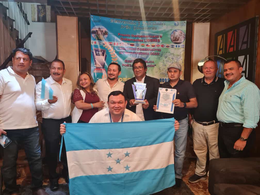 QuintinSorianoP's tweet photo. ¡Feliz de compartir que he sido galardonado con el Premio Líder Iberoamericano en Mejor Alcalde 2023 y Mejor gestión pública! Es un honor representar a Choluteca y Honduras en este reconocimiento internacional. Agradezco al Instituto Iberoamericano Más Gobernantes Líderes AC y a los ciudadanos de Choluteca por su apoyo incondicional. ¡Juntos seguimos trabajando por el progreso y el bienestar de nuestra ciudad! #PremioLíderIberoamericano #OrgulloCholuteca #GraciasPorElApoyo