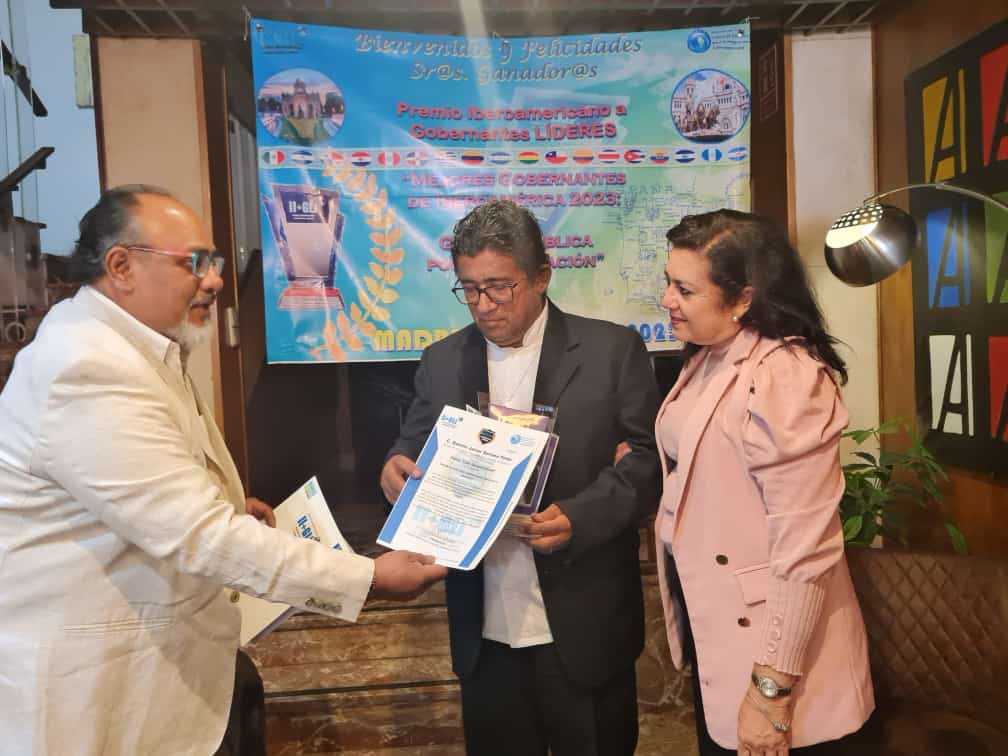 QuintinSorianoP's tweet photo. ¡Feliz de compartir que he sido galardonado con el Premio Líder Iberoamericano en Mejor Alcalde 2023 y Mejor gestión pública! Es un honor representar a Choluteca y Honduras en este reconocimiento internacional. Agradezco al Instituto Iberoamericano Más Gobernantes Líderes AC y a los ciudadanos de Choluteca por su apoyo incondicional. ¡Juntos seguimos trabajando por el progreso y el bienestar de nuestra ciudad! #PremioLíderIberoamericano #OrgulloCholuteca #GraciasPorElApoyo