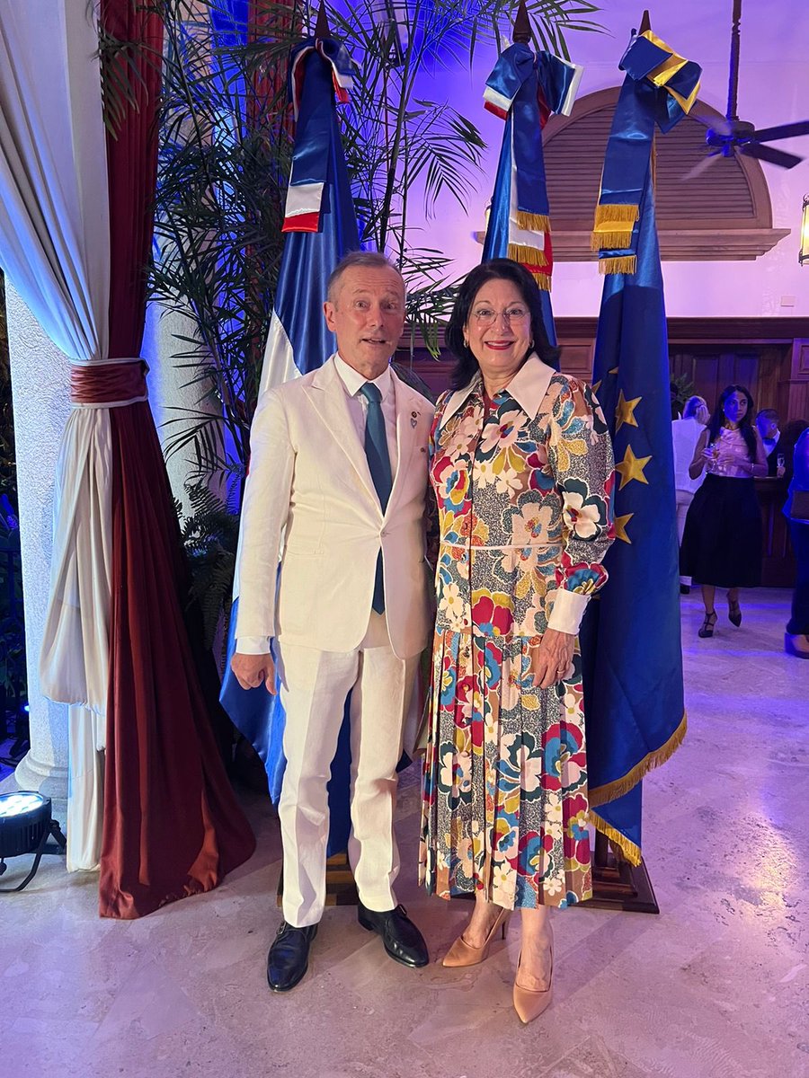 mude_rd's tweet photo. Nuestra Directora Ejecutiva, Rosa Rita Alvarez asistió a la conmemoración de la Fiesta Nacional de Francia, organizada por @franciaenrepdom , encabezada por su Embajador Eric Fournier.
#14dejuliofrancia
#embajadadefranciard
#mudedom https://t.co/Pizn6xsvqU