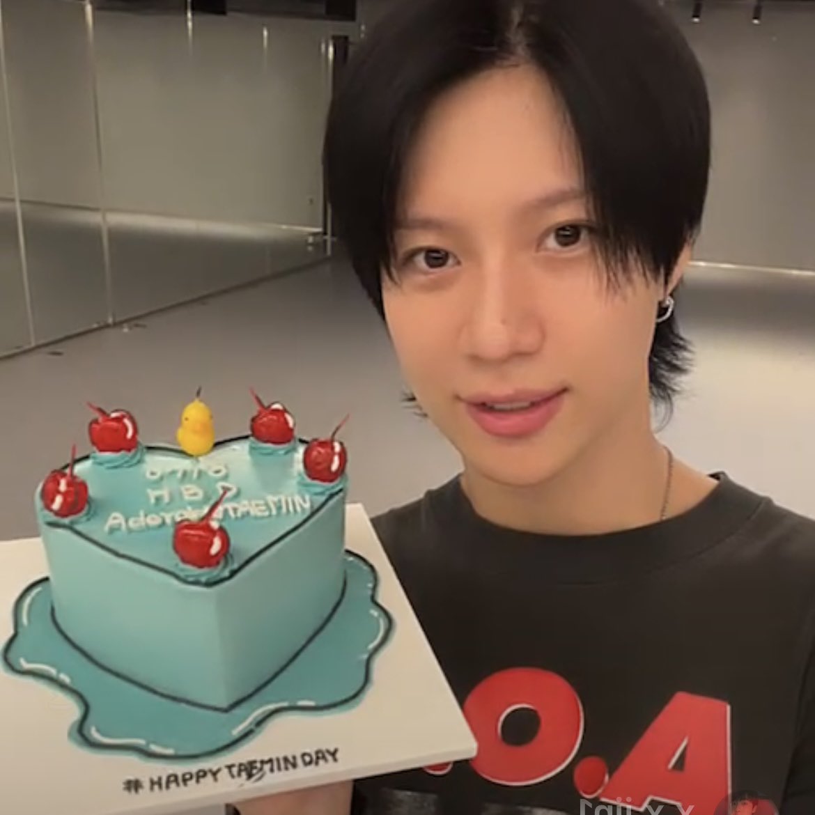 1004_6v6's tweet photo. 私たちの大切なテミンお誕生日おめでとう🎂🎁🩵
リアタイで一緒にお祝いさせてもらえるなんて幸せ🥹ありがと。
大人の男テミンもいつまでも末っ子テミンも全部全部だいすきだよ🫶

#태민이_생일축하_멈추지못했다지
#HAPPYTAEMINDAY https://t.co/Shb4NlutlD