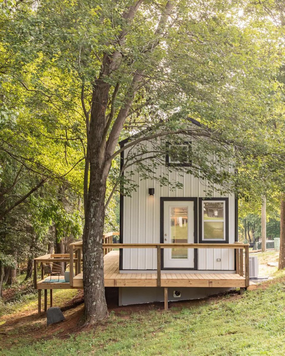 Tinyhouse_com's tweet photo. Simplicity meets jaw-dropping beauty! Who said you need complexity to make a statement? 🌟😍

📷: @jackrobertphotography
🔨: @eclipsecottages https://t.co/sry2EqOal5