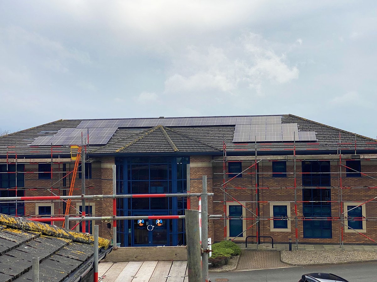 AmxEnergy's tweet photo. A recent installation of ours for a logistics company - 3 arrays totalling 133kw.

📍 Stokesley 
☀ @PerfectSensePV
🌍 26 tonnes of CO2 savings per year.
#solar #solarpanels #renewableenergy https://t.co/b4WEKt8j3a