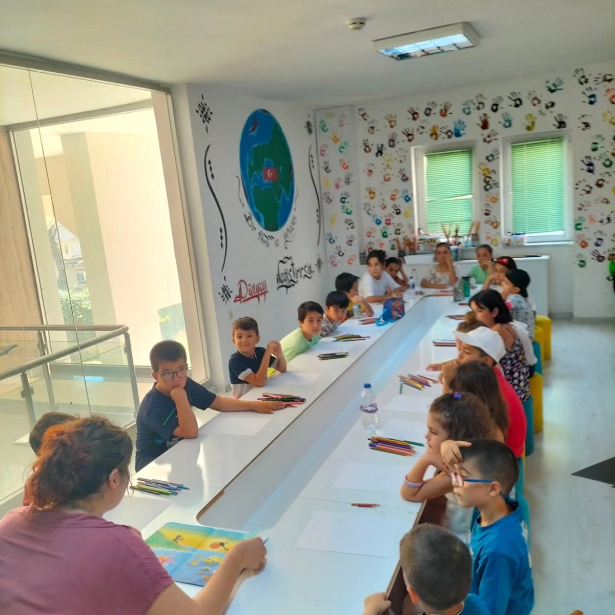 tekeliogluihk's tweet photo. KÜYAP'23 Yaz etkinlikleri kapsamında Esin ACARTÜRK öncülüğünde Masalımı Çiziyorum Atölyesi düzenlenmiştir. Atölye katılımcılarına teşekkür ederiz.

#KütüphanedeHayatVar 
#Kütüphaneİyileştirir https://t.co/qxy2wd2BPK