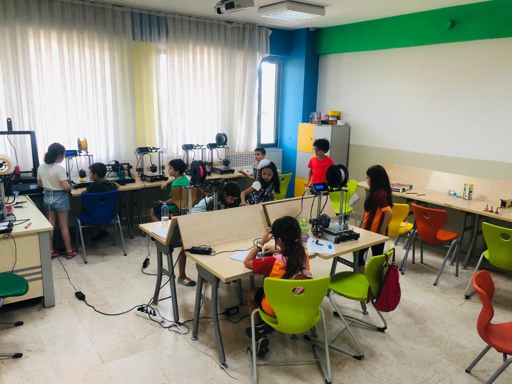 Sn. Kaymakamımız Ercan TURAN,

Teknoloji, bilim ve gelişim temellerinin buluştuğu çocuklarımıza aydınlık bir gelecek sunan Zeytinburnu Şehitler Bilim ve Sanat Merkezimizin öğrencileri için düzenlenen yaz kampını ziyaret etti.
‘Müdürümüz Cemal ATAR’a teşekkür ederim’@ErCCanTURAN