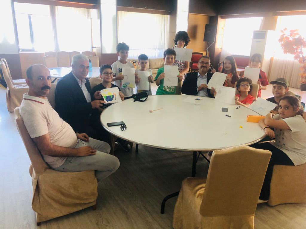 TC_Zeytinburnu's tweet photo. Sn. Kaymakamımız Ercan TURAN,

Teknoloji, bilim ve gelişim temellerinin buluştuğu çocuklarımıza aydınlık bir gelecek sunan Zeytinburnu Şehitler Bilim ve Sanat Merkezimizin öğrencileri için düzenlenen yaz kampını ziyaret etti.
‘Müdürümüz Cemal ATAR’a teşekkür ederim’@ErCCanTURAN https://t.co/7wTrO1JUCO