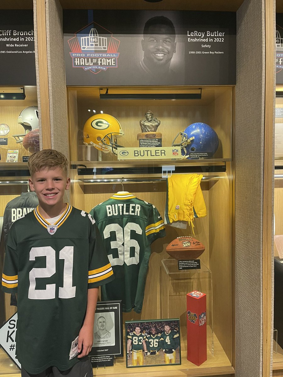 CMDando's tweet image. My man reppin’ one of his favorite’s jersey while next to the display of another in Canton.  @leap36 @CharlesWoodson #GoPackGo