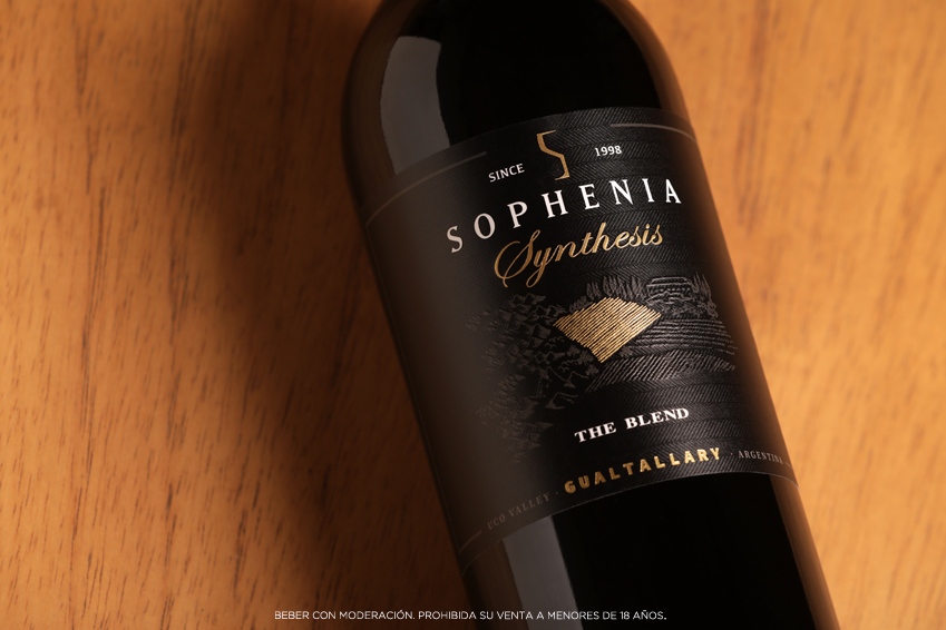 Nueva imagen para la añada 2020 de Sophenia Synthesis The Blend, donde destacamos el concepto de vino de parcela con el que trabajamos en este corte de Malbec, Cabernet Sauvignon y Merlot proveniente de los mejores cuarteles de la finca.