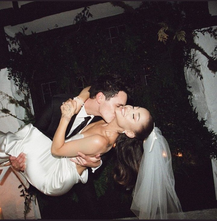 tracklist's tweet image. 🚨 Ariana Grande e Dalton Gomez estão se divorciando, afirma o TMZ.
