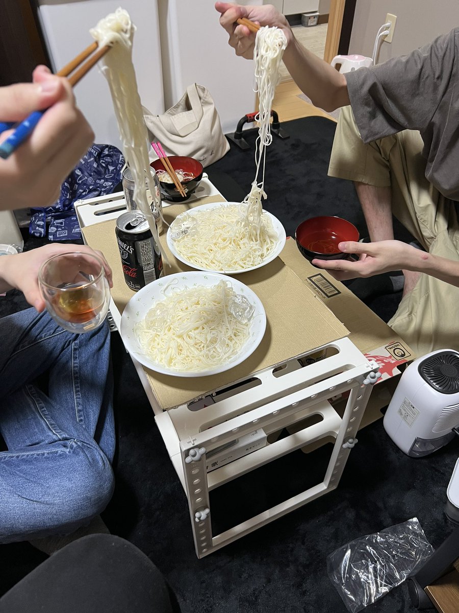 nobu_hal's tweet photo. 限界テーブル https://t.co/n1LmLLLM9o