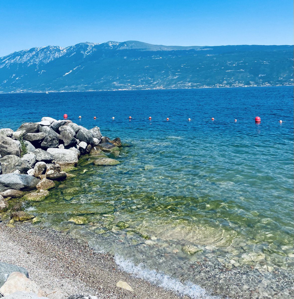Lidi e spiagge consigliate a Gargnano sul Lago di Garda? Uno dei lidi più rinomati è il Lido dei Limoni Beach &amp; Bar, situato in una posizione privilegiata lungo la riva del lago >> ilviaggio.it/esplorando-gar… #gardalake #gargnano #lagodigarda