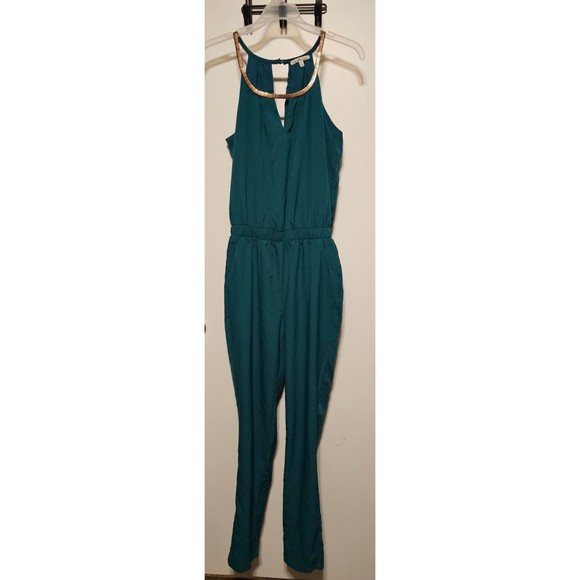 redruby40's tweet photo. So good I had to share! Check out all the items I'm loving on @Poshmarkapp from @KeenTangie #poshmark #fashion #style #shopmycloset #charlotterusse #koral #bananarepublic: https://t.co/1BQjXIM49z https://t.co/p8XuUQIndY