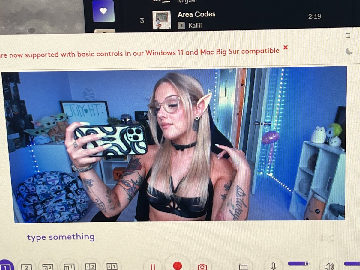 emily ♡ tokes on Twitter: "Logging on stream in half an hour 🫰🏻"