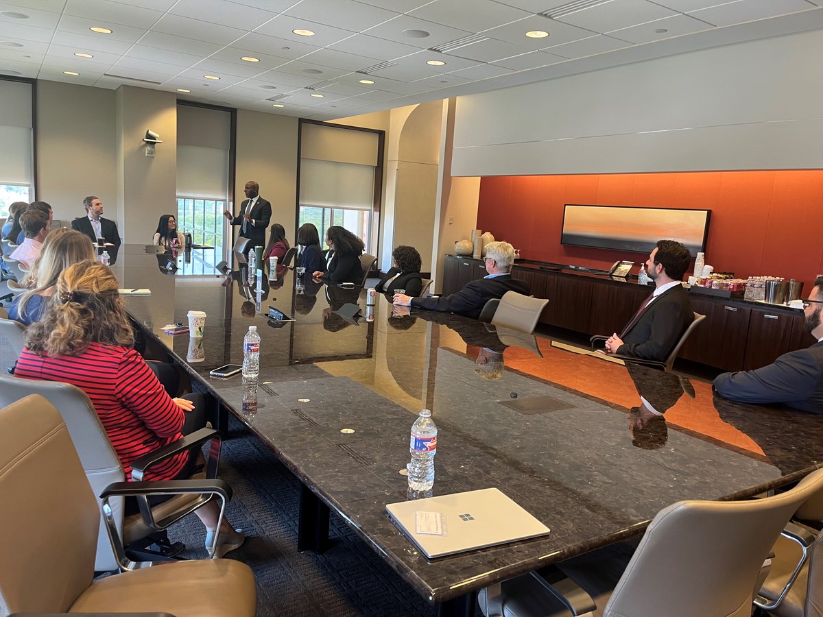 HuschBlackwell's tweet image. Kansas City Partner and community supporter Mike Kelly lined up a special event with @MayorLucasKC who spoke to our #summerassociates.

Thank you, Mayor Lucas, for your time and inspiring us to contribute to the growth and progress of #KansasCity!

#HBSummerProgram #lawstudents