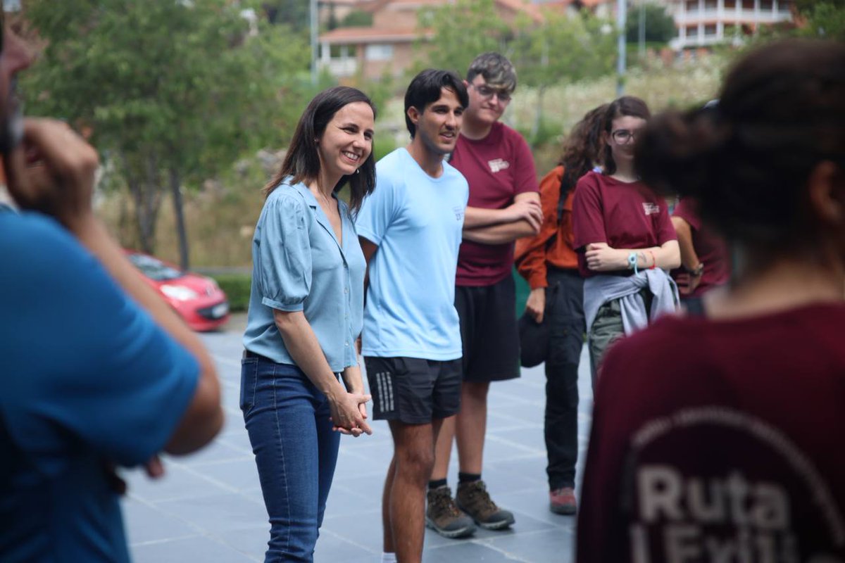 ionebelarra's tweet photo. Hoy estuve con los/as jóvenes de @rutaalexilio impulsado por @InjuveSpain en el que los/as participantes pasan 2 semanas de ruta por Navarra, Cataluña y Francia siguiendo los pasos de los republicanos que huían al exilio.

Gente joven con creatividad y compromiso. Hay futuro 💜 https://t.co/zdlrf6LuMq