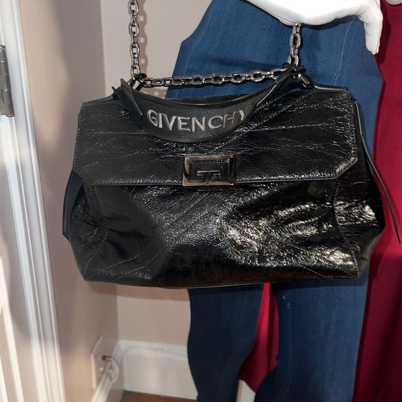 stephstarr71's tweet photo. So good I had to share! Check out all the items I'm loving on @Poshmarkapp #poshmark #fashion #style #shopmycloset #givenchy #michaelmichaelkors: https://t.co/CmSuWtUEN8 https://t.co/DkTegsvKMe