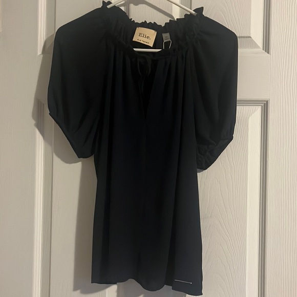 CaraGCloset's tweet photo. So good I had to share! Check out all the items I'm loving on @Poshmarkapp #poshmark #fashion #style #shopmycloset #elietahari #merokeety: https://t.co/oO8Qc0FPBE https://t.co/dhJ812ehHN