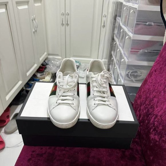 79Alanis's tweet photo. So good I had to share! Check out all the items I'm loving on @Poshmarkapp #poshmark #fashion #style #shopmycloset #gucci #materialgirl #mcqueen: https://t.co/FwFxKcnLz7 https://t.co/jM8mAOY5Oh