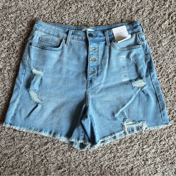 budz_2's tweet photo. So good I had to share! Check out all the items I'm loving on @Poshmarkapp from @JScott1736010 #poshmark #fashion #style #shopmycloset #denimco #lclaurenconrad #rustler: https://t.co/eC2fySwxqu https://t.co/CStDwlO0DU