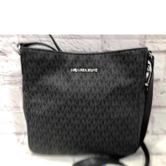 So good I had to share! Check out all the items I'm loving on <a href="/Poshmarkapp/">Poshmark</a> #poshmark #fashion #style #shopmycloset #pointehaven #oldnavy #michaelkors: posh.mk/BwrO2XpJvBb