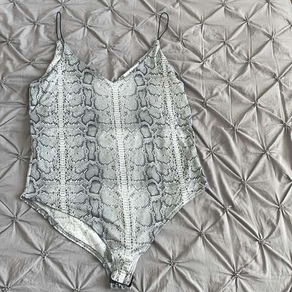 revivals_s's tweet photo. So good I had to share! Check out all the items I'm loving on @Poshmarkapp #poshmark #fashion #style #shopmycloset #katespade #lillypulitzer #gaze: https://t.co/P4UQsLmFIK https://t.co/AEzrptYMB7