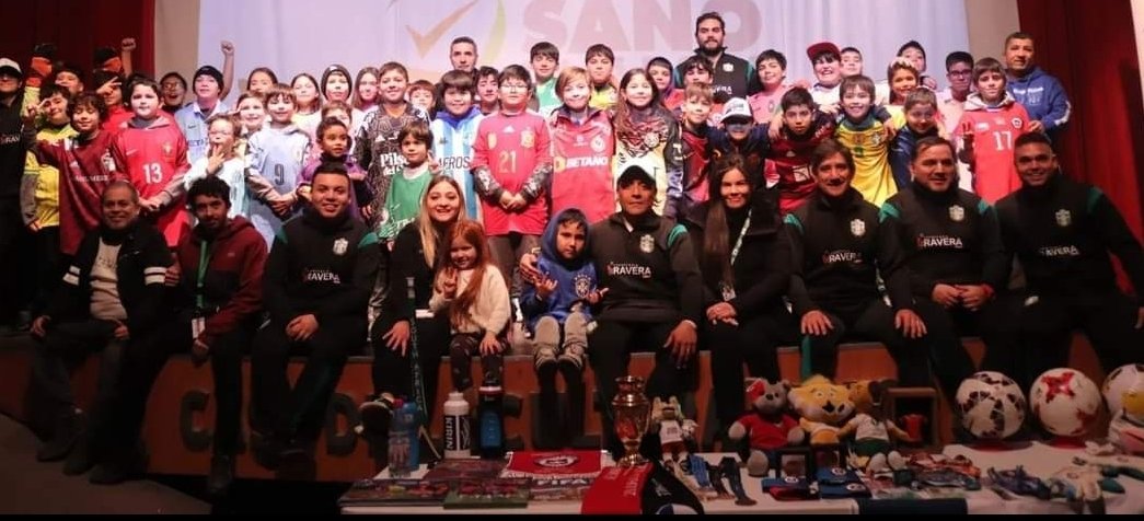 Muni_LaCisterna's tweet photo. Con éxito se realizó en @CisternaCultura el Museo de la Camisetadonde los niñ@s de #LaCisterna pidieron conocer historias de mundiales y grandes futbolistas.Actividad q contó con la presencia del fundador y utilero de la selección chilena @wilvas7 y Alcalde @joelcisternino https://t.co/GXlhft2xRF