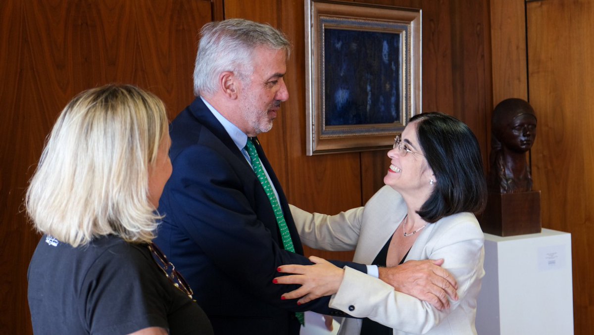 CarolinaDarias's tweet photo. Gracias al Rector @lluisserramajem de la @ULPGC y la defensora de la Comunidad Universitaria, por el encuentro que hemos mantenido en el @AyuntamientoLPA para abordar juntos los retos de presente y futuro. 

El conocimiento académico es fundamental para seguir avanzando. https://t.co/F7luZj2kmg